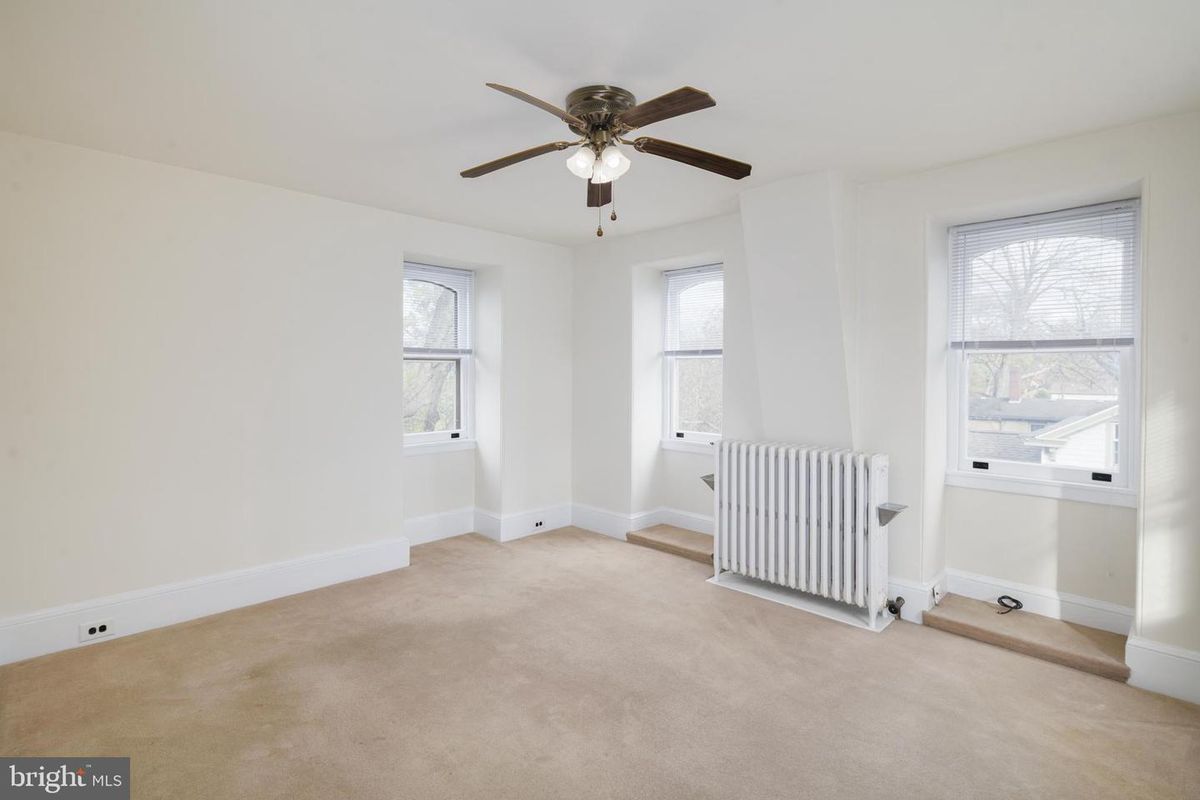 241 W Maple Ave, 3 Floor, Langhorne, PA 19047